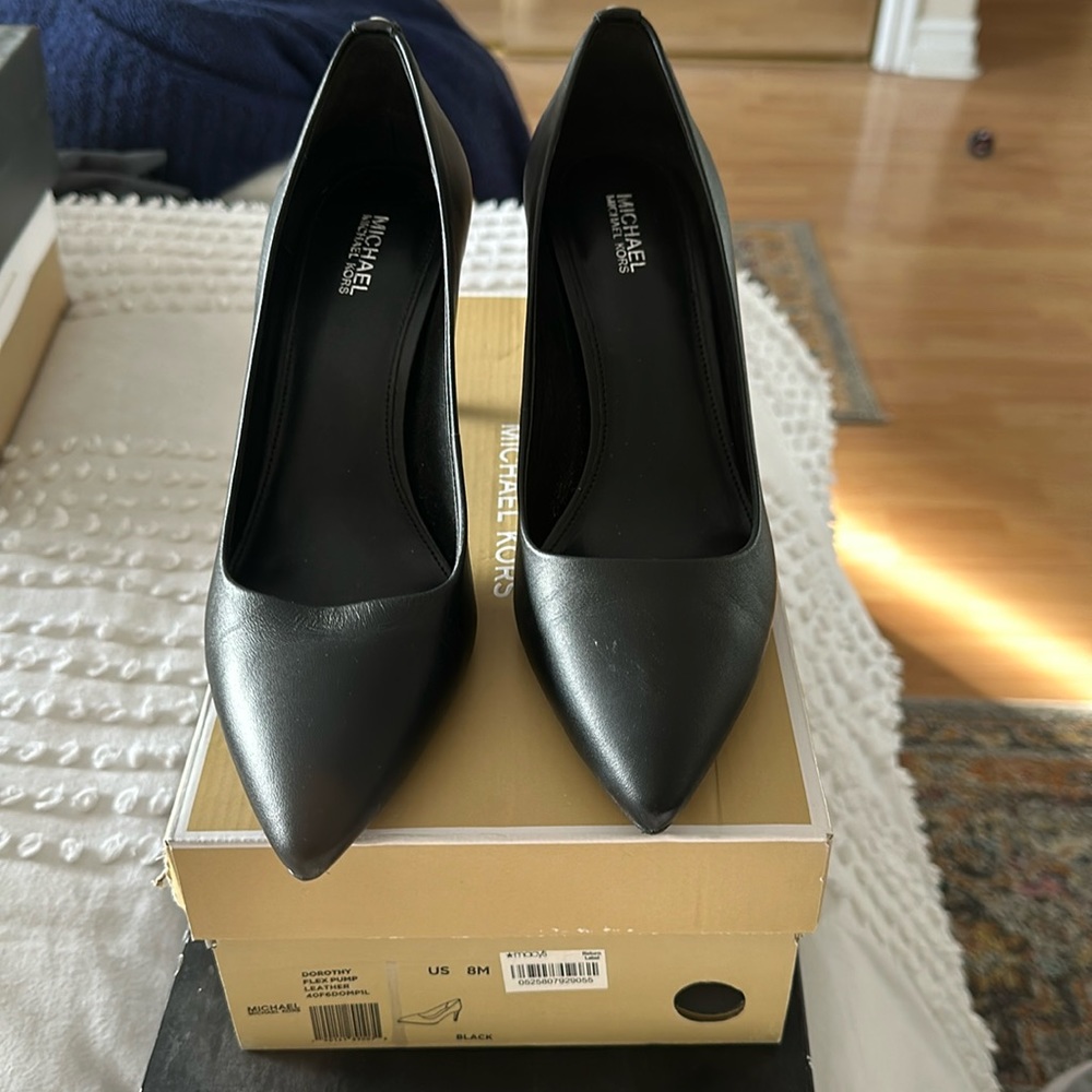 Michael Kors- DOROTHY FLEX PUMP
LEATHER
Black